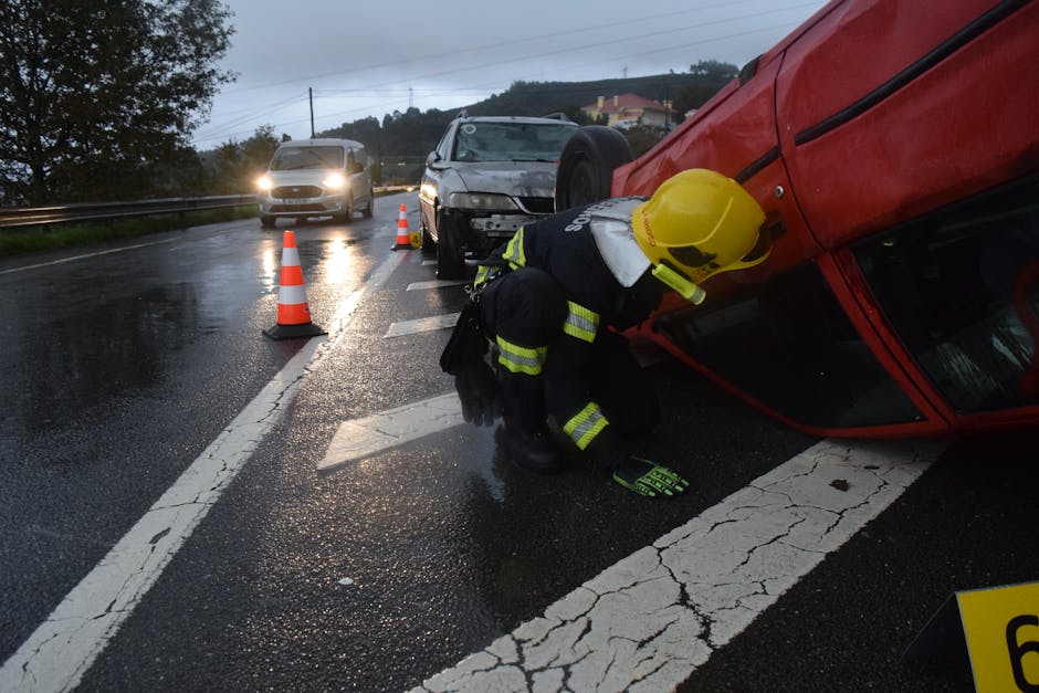 Incidente stradale con auto ribaltata e vigile del fuoco al lavoro, implicazioni legali per la scuola e la culpa in vigilando dopo il cambio d'ora.