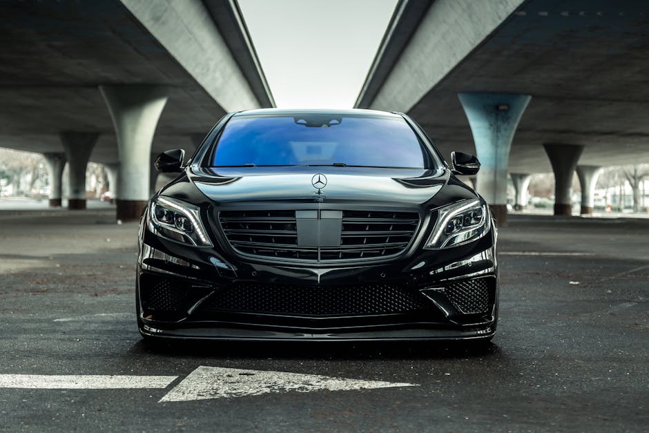 Mercedes Classe S nera sotto un ponte a Venezia, simbolo di innovazione e tradizione come l'Università Ca' Foscari.