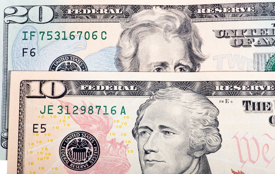 Banconote da 10 e 20 dollari USA. Alphabet finanzia l'AI con debito per 20 miliardi di dollari. Investimenti e strategia finanziaria.