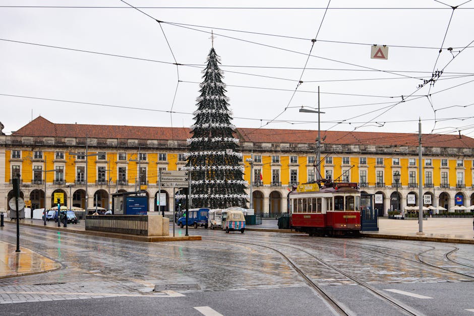 Piazza di Lisbona con albero di Natale e tram rosso: anticipazioni apertura GPS 2026 e ordinanza di gennaio