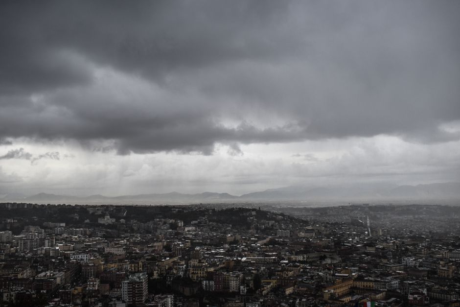 Emergenza meteo in Campania: il nubifragio che ha bloccato i pullman scolastici e la chiusura delle scuole