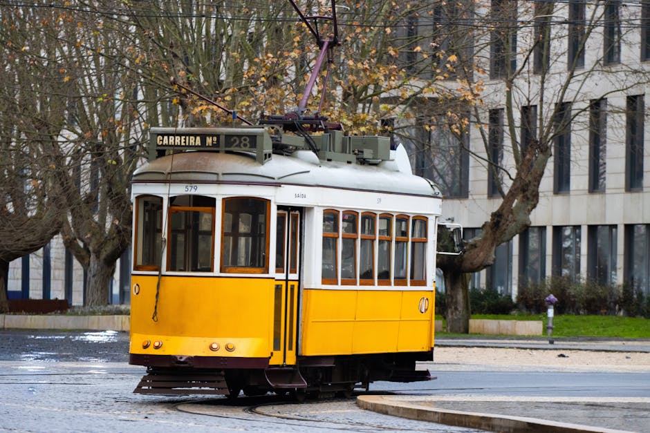 Tram giallo di Lisbona, un'immagine evocativa per riflettere sulle regole e le sanzioni disciplinari nel mondo della scuola GPS 2026/28.