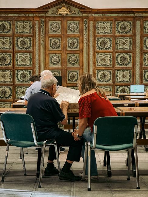 Studenti consultano antichi volumi al Tribunale di Palermo in memoria di Falcone, evento per il trentaquattresimo anniversario.