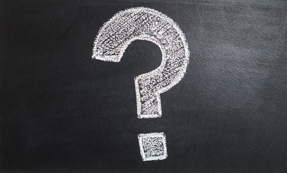 Punto interrogativo disegnato con gesso su lavagna nera, simbolo di domande e riflessioni sulla Flipped Classroom