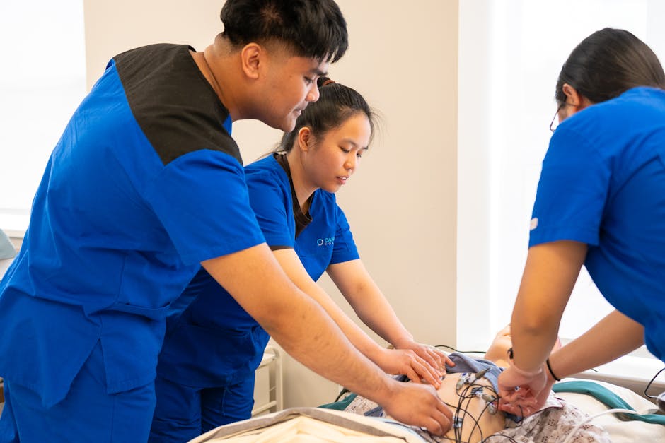 Personale scolastico in formazione pratica su manichino medico: esempio di buona pratica per l'avviso in scadenza il 18 febbraio.