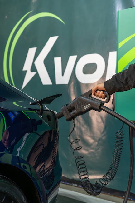 Auto elettrica in ricarica presso stazione Kvol: focus mobilità sostenibile e transizione energetica per il personale ATA