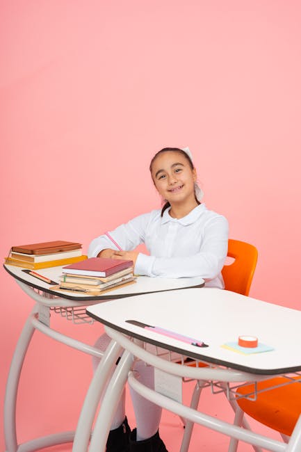 Studentessa sorridente seduta alla scrivania con libri, focus sull'istruzione in Italia e le sfide formative future in Europa.