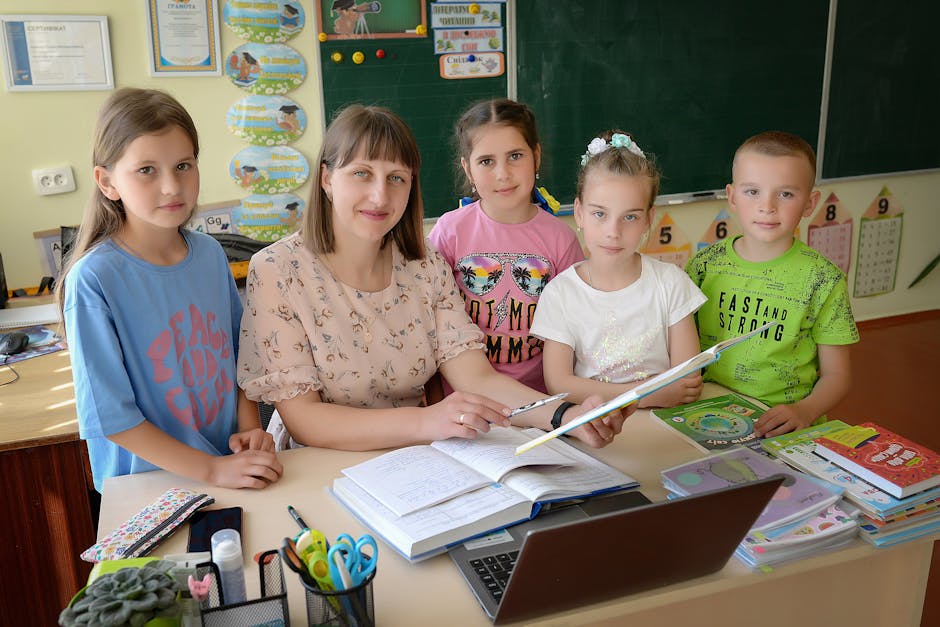 Insegnante con studenti in aula: guida alla domanda per gli elenchi regionali docenti, passo passo per aspiranti insegnanti.