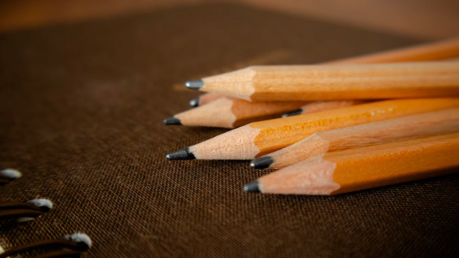 Matite su quaderno: metafora del cammino educativo natalizio, guida e luce nella scuola, accompagnamento e crescita personale.