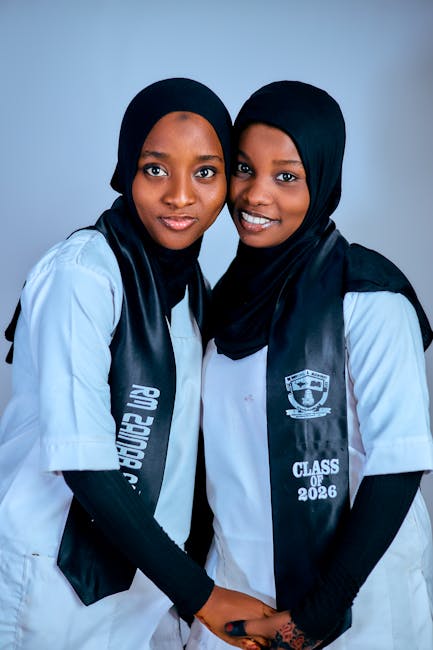 Studentesse sorridenti con fascia 'Class of 2026', scelta scuola superiore e futuro scolastico con Scuola in Chiaro per iscrizioni 2026/27.