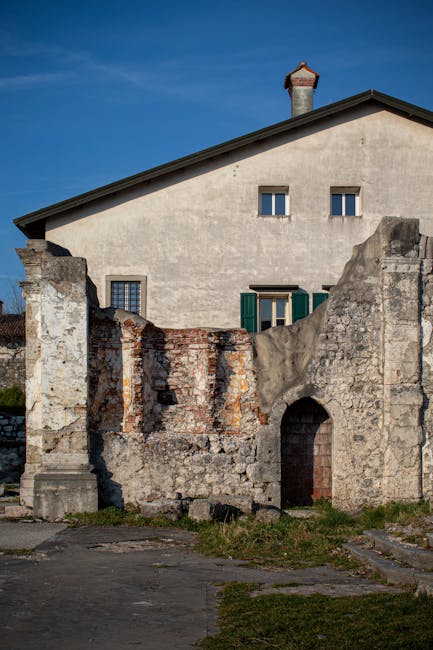 Venzone, Friuli: ruderi di edifici storici a 50 anni dal terremoto, simbolo di memoria e ricostruzione post-sisma