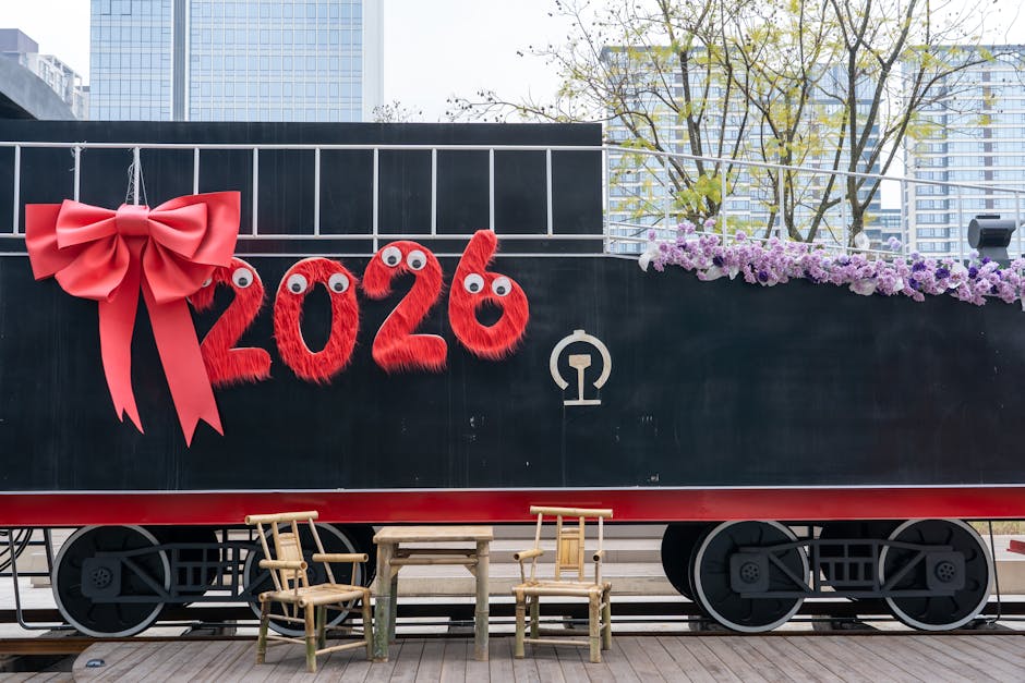 GPS 2026: locomotiva decorata con il numero 2026 in rosso peloso e occhi, anticipazione dell'evento e focus sull'anno di apertura del GPS.