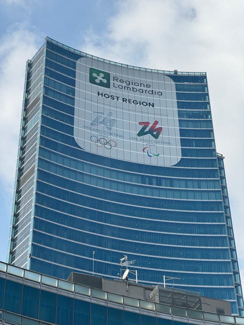 Palazzo Regione Lombardia con logo Milano Cortina 2026, informazioni utili per la presentazione elenchi regionali ruolo 2026.