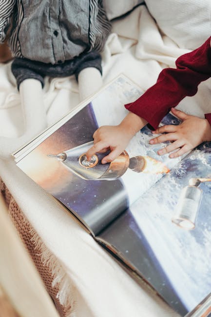 Bambino sfoglia libro illustrato con immagini di razzi, metafora della corsa contro il tempo per i laureandi.