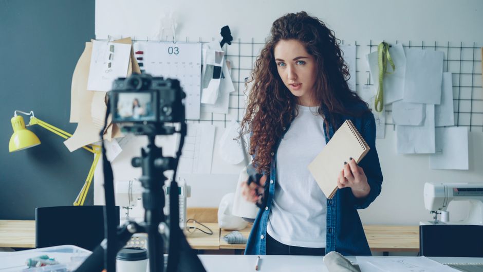 Scuola, IA e influencer: ha ancora senso? Il “Noi” contro la frammentazione digitale: basta delegare a YouTube e ChatGPT