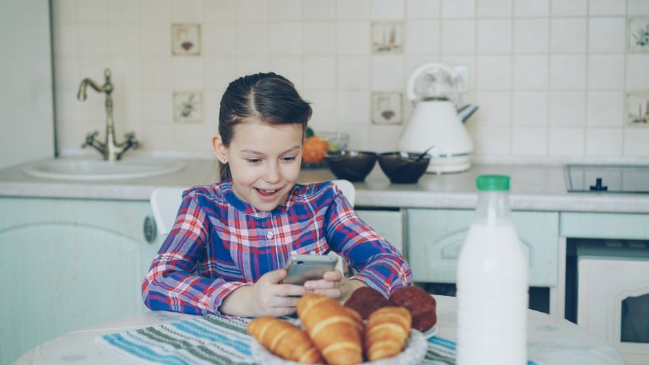 Smartphone a 12 anni e disturbi alimentari: i rischi per la salute mentale degli adolescenti