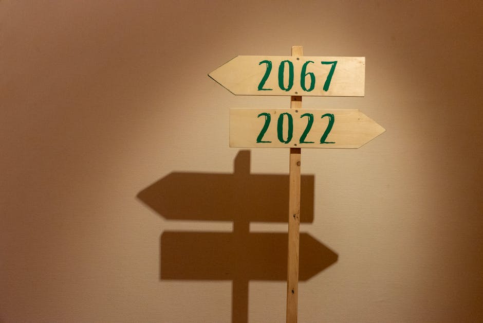 Segnale stradale con frecce indicanti 2022 e 2067: metafora del futuro desiderabile a Palermo, oltre il lavoro.