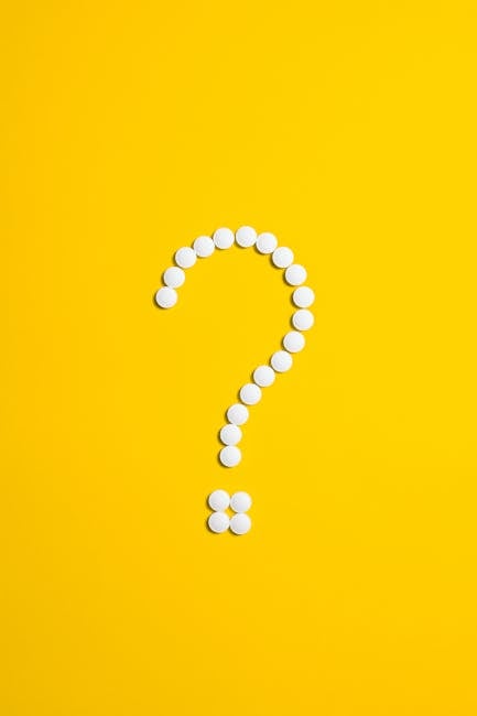 Punto interrogativo formato da pillole bianche su sfondo giallo, simbolo di dubbi e scelte nella programmazione scolastica.