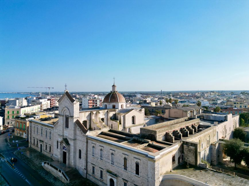 Vista aerea di Spinazzola, luogo della tragedia del docente Nicola Sante Bruno, con focus sulla sicurezza dei percorsi casa-scuola
