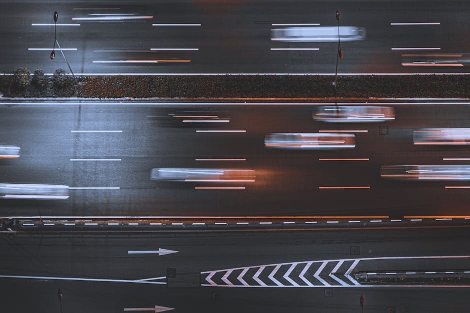 Calcolo della velocità: vista aerea di auto in movimento su strada per illustrare la velocità e il movimento.