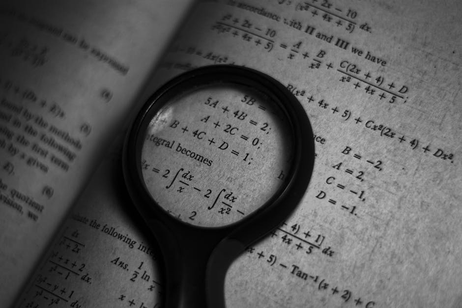 Formule matematiche complesse esaminate con lente d'ingrandimento, simbolo della ricerca di talenti matematici e genialità numerica