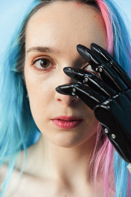 Giovane donna con protesi alla mano: simbolo di inclusività e forza nell'Accademia Militare Femminile