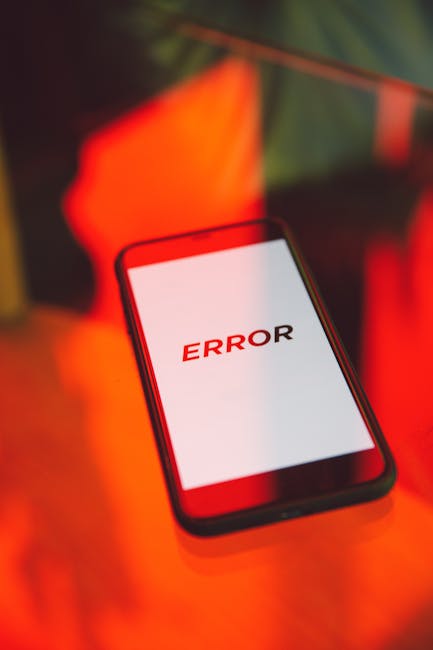 Smartphone con scritta ERROR sullo schermo, simbolo della bocciatura all'esame di maturità per uso non consentito del cellulare durante la prova.