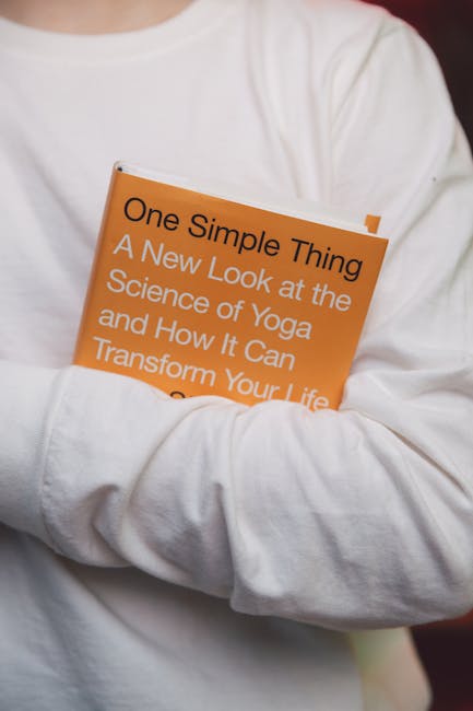 Persona che tiene il libro One Simple Thing, riflessioni sull'importanza della filosofia dell'educazione nella pratica educativa quotidiana.