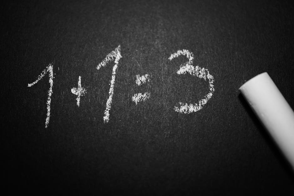 Errore di calcolo arretrati stipendi docenti e personale ATA: lavagna con operazione matematica errata 1+1=3 e gesso