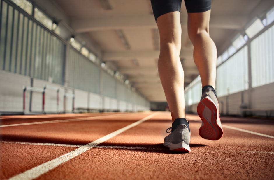 Gambe di un corridore su pista rossa, metafora della formazione continua per insegnanti e del loro percorso di crescita professionale