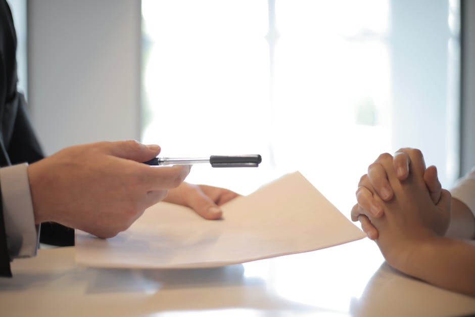 Sottoscrizione polizza assicurativa: mani firmano documento con penna, guida ai criteri di valutazione e approvazione.
