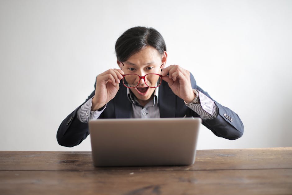 Studente scioccato davanti al laptop, possibili fake news e disinformazione online per i giovani e rischi digitali
