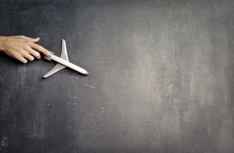 Aereo giocattolo su lavagna: metafora di percorsi educativi personalizzati e inclusione scolastica per tutti gli studenti