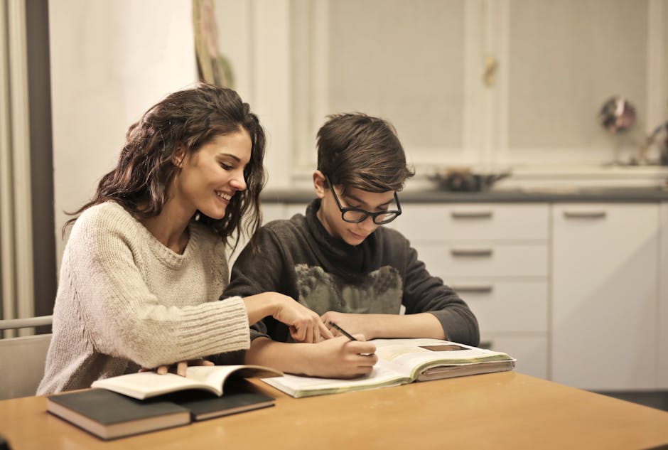 Insegnante sorridente aiuta studente con i compiti a casa, contrastando il burnout e promuovendo un apprendimento gioioso.