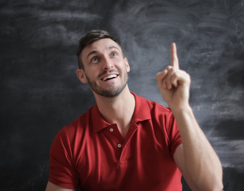Studente entusiasta indica una lavagna, simbolo di apprendimento attivo nella Flipped Classroom e maggiore coinvolgimento