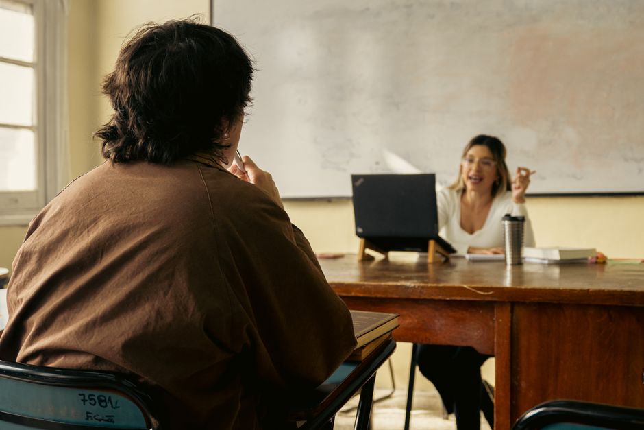 Docente di sostegno in aula con studente, lezione online e scelta preferenze domanda 150