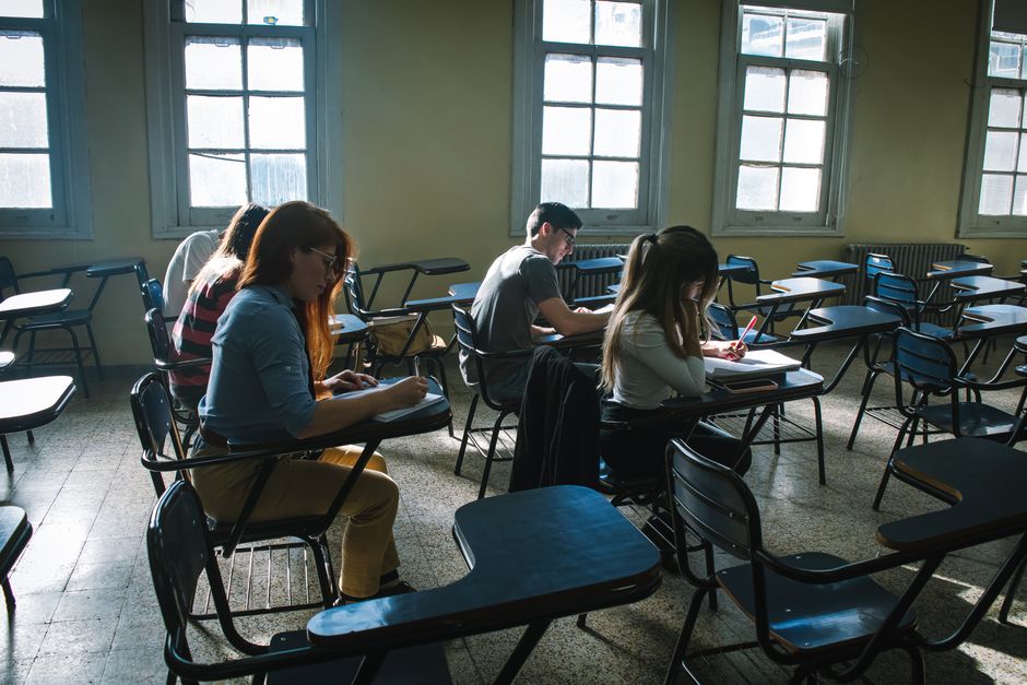 L’illusione del rendimento scolastico nell’era dell’IA: come l’outsourcing dei compiti sta erodendo le competenze reali degli studenti