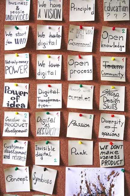 Bacheca con post-it che esprimono concetti e valori, riflessioni sulla società e la crescita psicologica dei giovani secondo Galimberti.