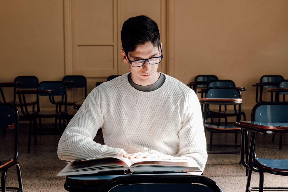 La pedagogia della denominazione: la visione di Fulvio Abbate sulla scuola tra ascolto e rigore