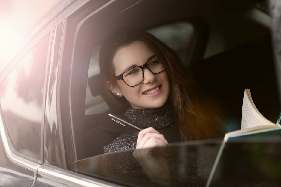 Giovane studentessa con libro e penna in auto: preparazione al futuro dell'apprendimento nell'era dell'intelligenza artificiale