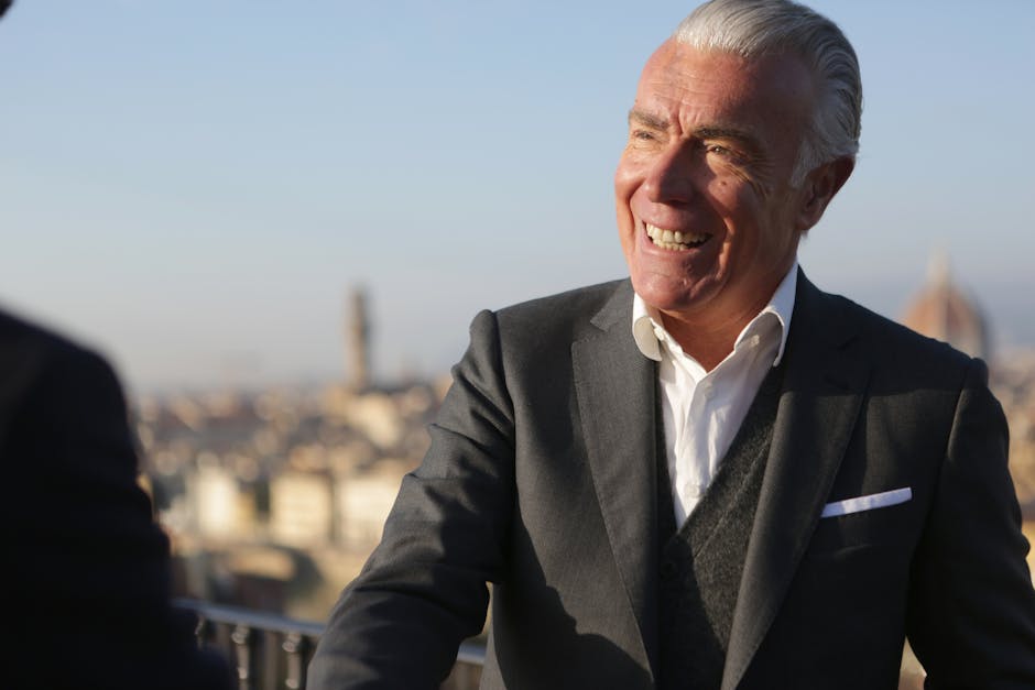 Uomo sorridente in abito elegante a Firenze, benessere e consigli per affrontare il caldo afoso estivo con stile e comfort.