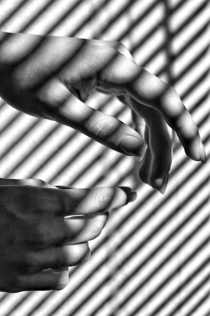 Mani in bianco e nero con ombre di linee parallele che si intersecano, metafora visiva per rette incidenti uniche in geometria.