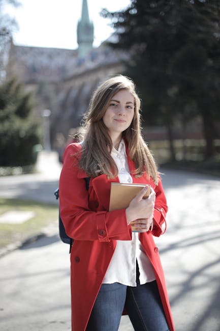 Studentessa sorridente con libro e zaino, abbonamento ATAC mensile per studenti universitari a Roma, trasporto pubblico agevolato.