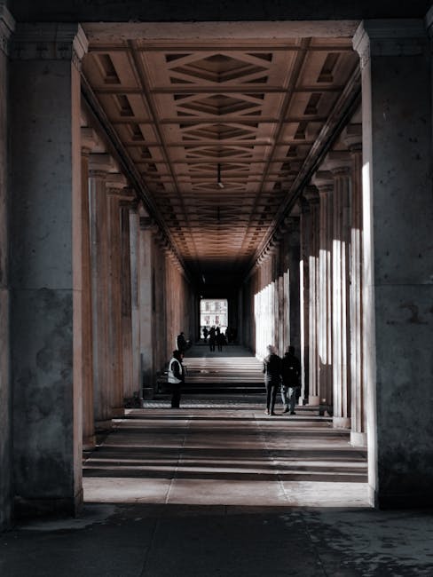 Galleria colonnata prospettica che illustra la distanza punto-piano in geometria spaziale e la sua applicazione pratica nell'architettura.