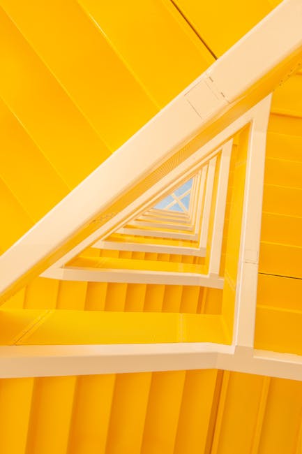 Scala gialla a forma di triangolo che punta verso il cielo, illustrazione del concetto di triangolo 30-60-90 e geometria semplice.