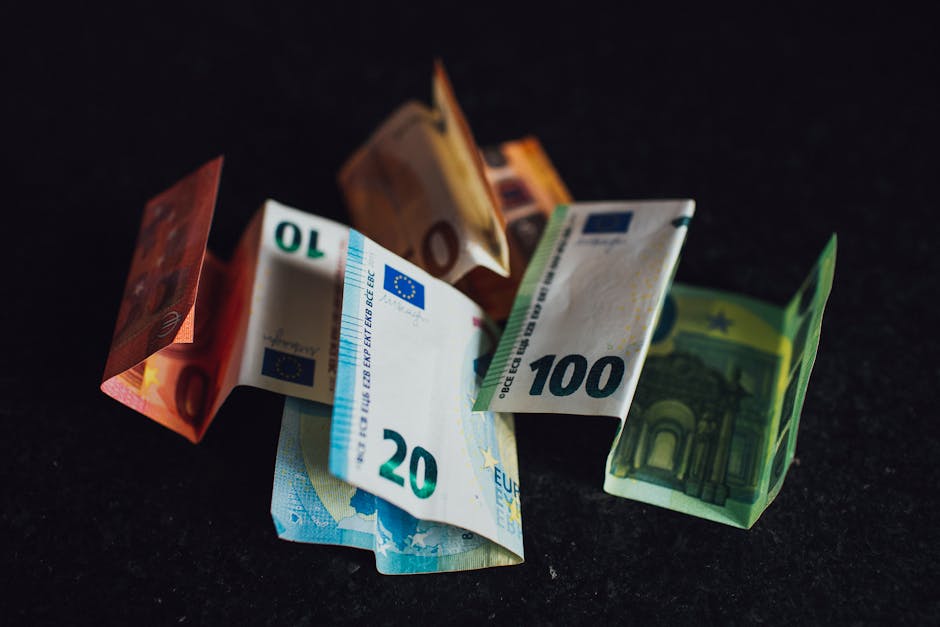 Banconote euro di diverso taglio, simbolo dell'investimento di 670.000 euro in Piemonte contro la violenza di genere.