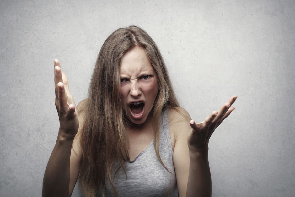 Rabbia, vittimismo e intolleranza alla frustrazione: i segnali di allarme per la violenza scolastica