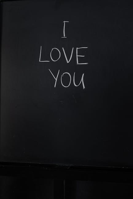 Scritta I Love You su lavagna nera, simbolo di affettività e relazioni nell'educazione sessuo-affettiva a scuola secondo Valditara