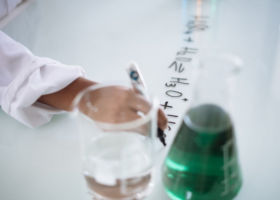 Ricerca LED: scienziato scrive formule chimiche su lavagna in laboratorio statunitense, agenti intelligenti per innovazione LED.