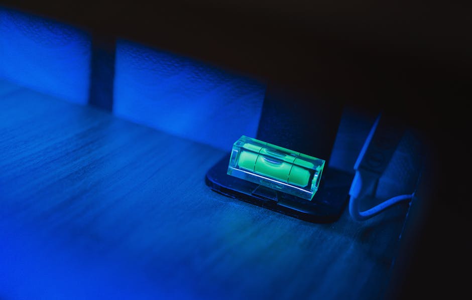 Livella a bolla illuminata di blu su una superficie scura, simbolo di precisione nella valutazione e qualità delle decisioni